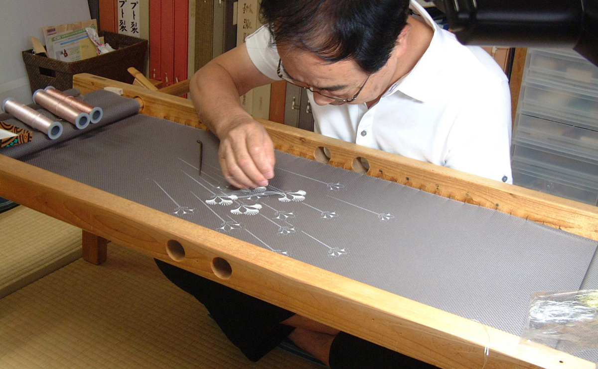 日本刺繍台　(脚付き)